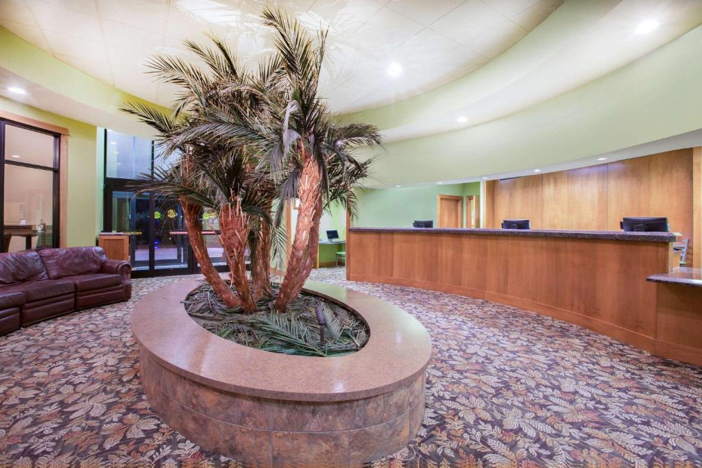 Ramada by Wyndham Des Moines Tropics Resort & Conference Ctr photo 4