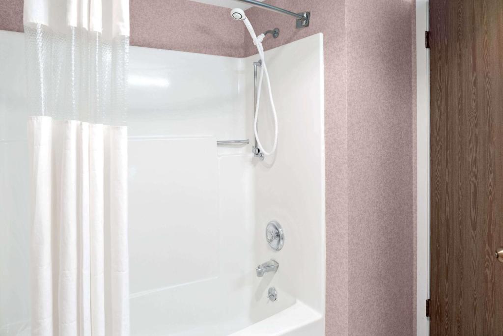 Ramada by Wyndham Spokane Valley photo 4