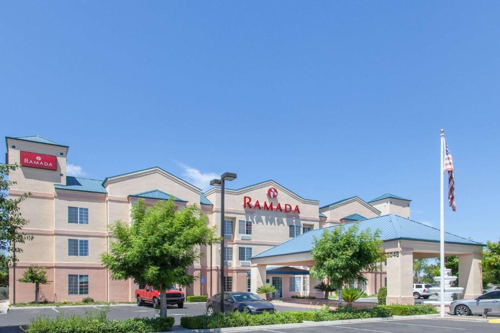 Ramada by Wyndham Fresno Northwest photo 1