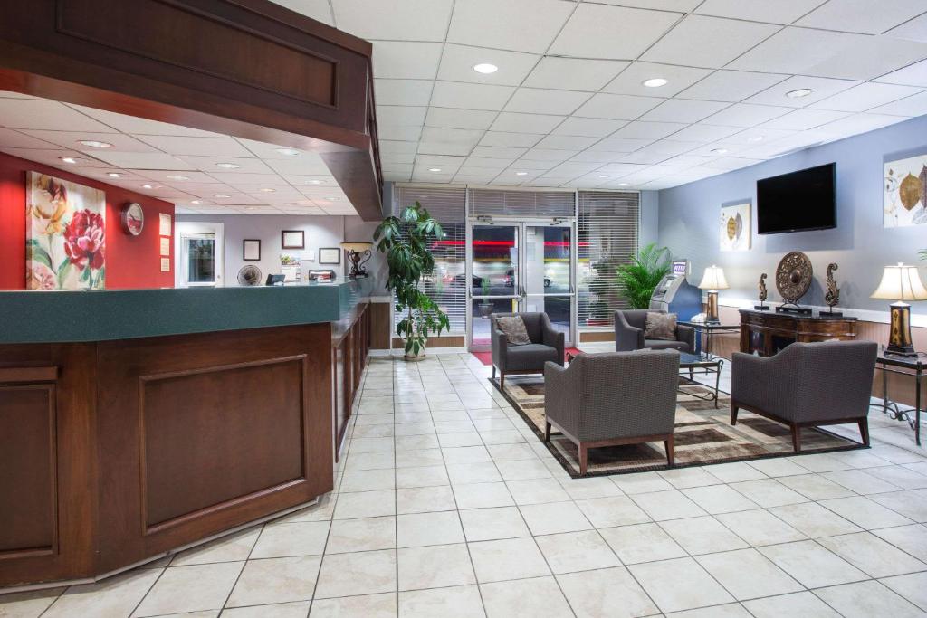 Ramada by Wyndham & Suites Warner Robins photo 1