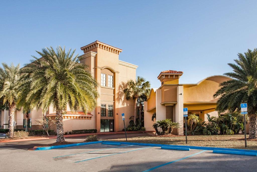 Ramada by Wyndham Jacksonville I-95 by Butler Blvd image