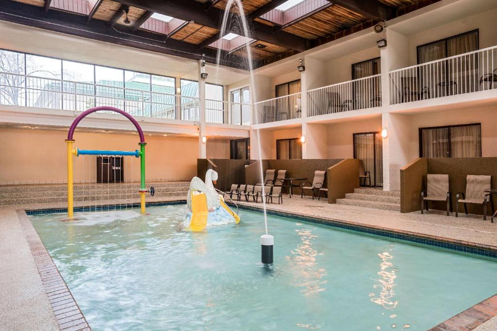 Ramada by Wyndham Plymouth Hotel & Conference Center photo 4