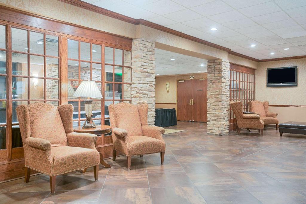 Ramada by Wyndham Plymouth Hotel & Conference Center photo 2