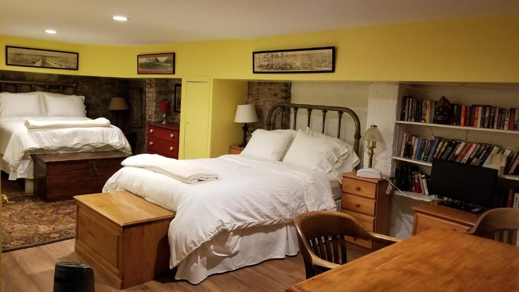 Студио (Номер-студио Stonewall с 2 полноразмерными кроватями и мини-кухней), Incentra Village Hotel