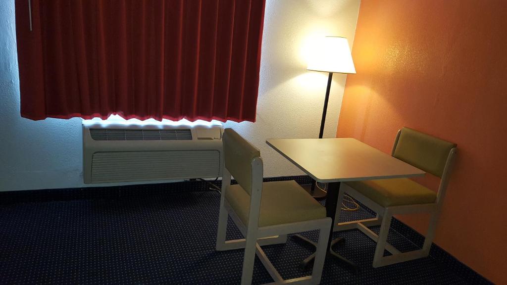 Red Carpet Inn photo 2