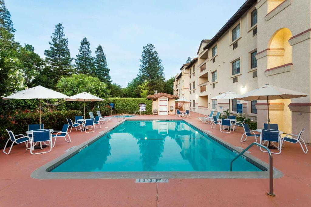 Wyndham Garden Silicon Valley photo 2
