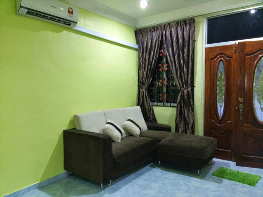 Homestay Izzahrah Arau UNIFI, Fully Aircond photo 1
