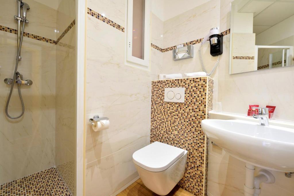 Double Room with Balcony - Street Side