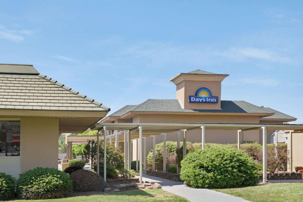 Days Inn by Wyndham Charlotte/Woodlawn Near Carowinds image