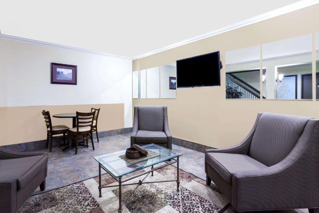Days Inn By Wyndham Bellingham WA photo 3