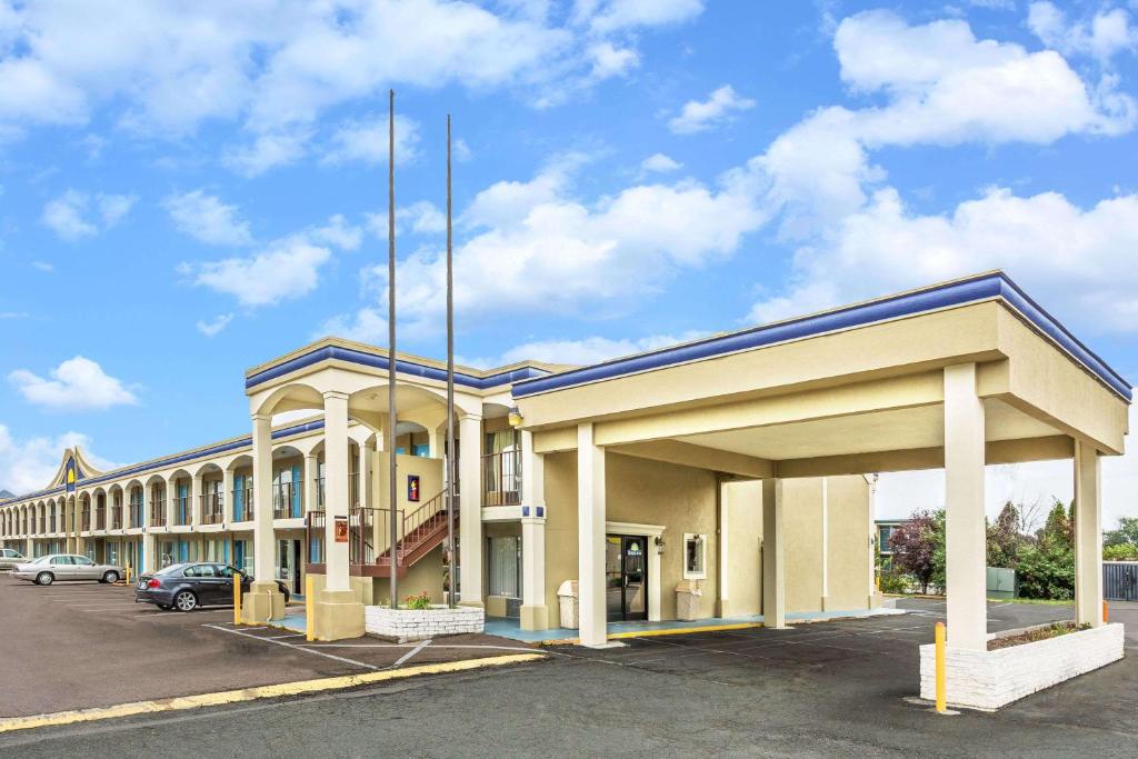 Days Inn by Wyndham Ashland image