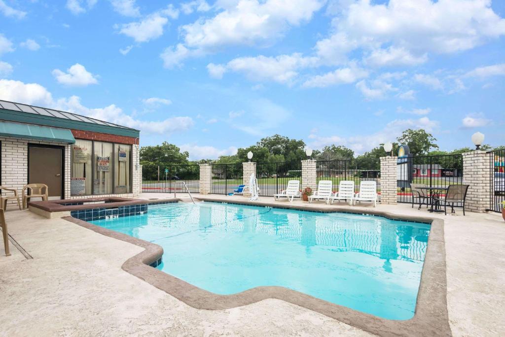 Days Inn by Wyndham New Braunfels photo 4