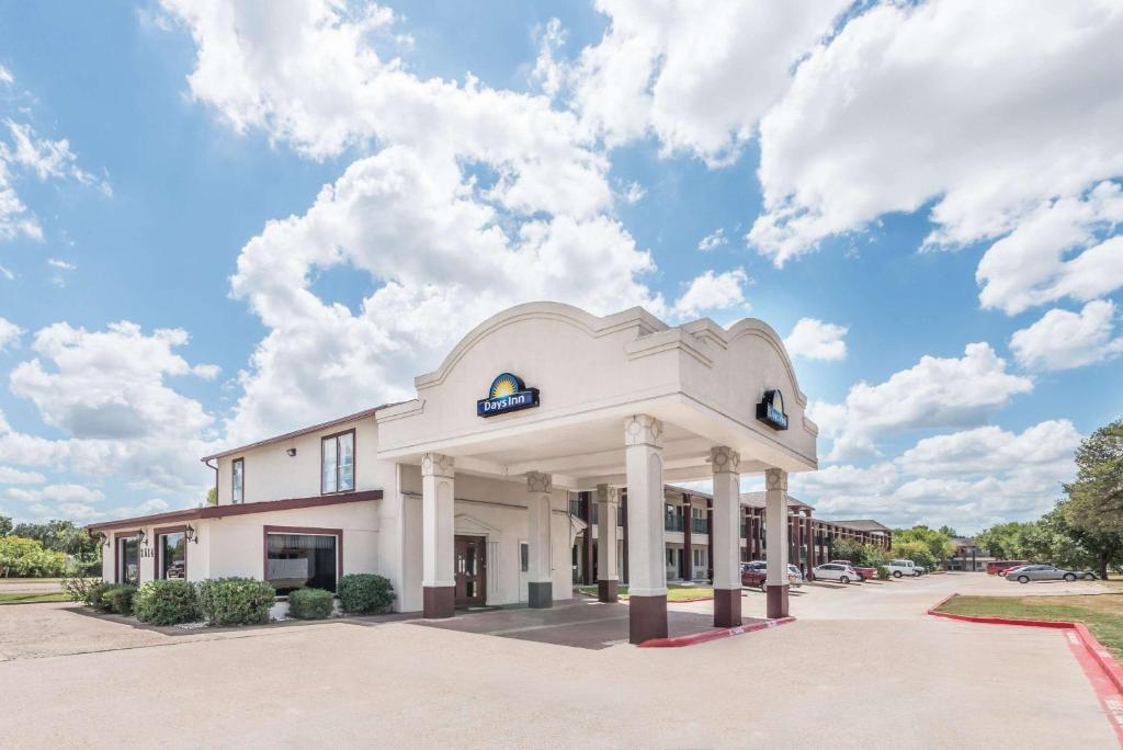 Days Inn by Wyndham Bryan College Station photo 1