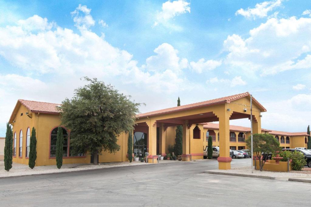 Days Inn by Wyndham Carlsbad image