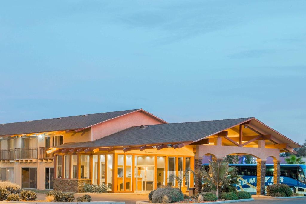 Days Inn by Wyndham Modesto image