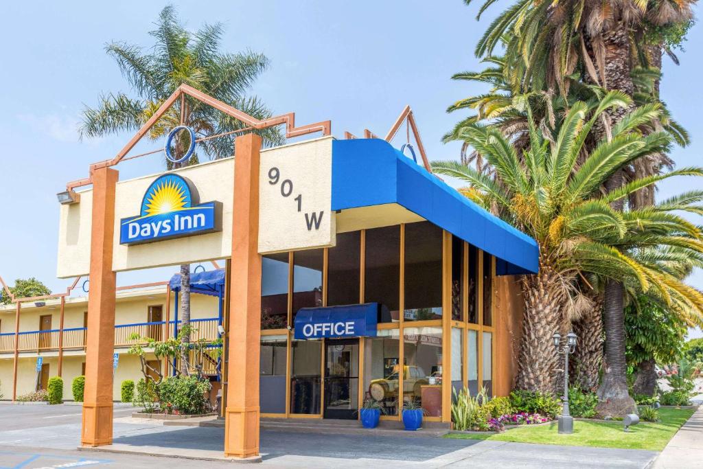 Days Inn by Wyndham Los Angeles LAX/VeniceBch/Marina DelRay image
