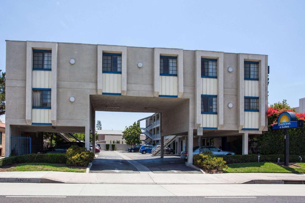 Days Inn by Wyndham Orange Anaheim image