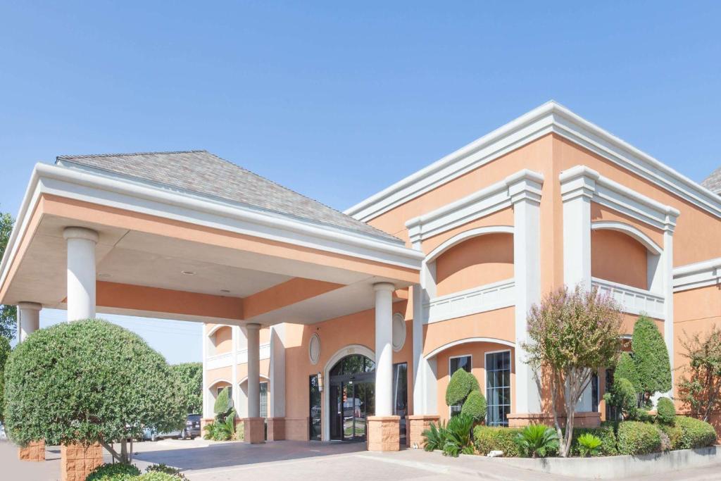 Days Inn by Wyndham Irving Grapevine DFW Airport North image