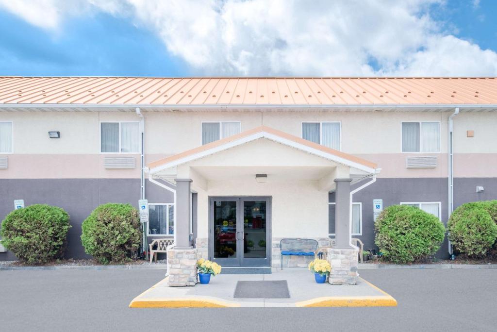 Days Inn & Suites by Wyndham Fargo 19th Ave/Airport Dome image