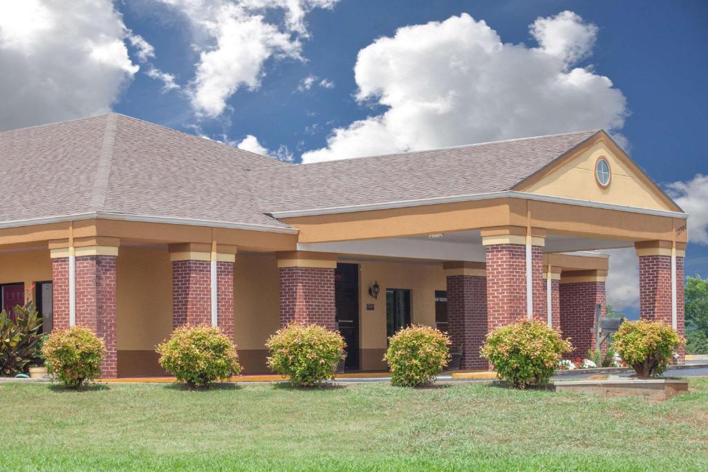 Days Inn by Wyndham Moulton image