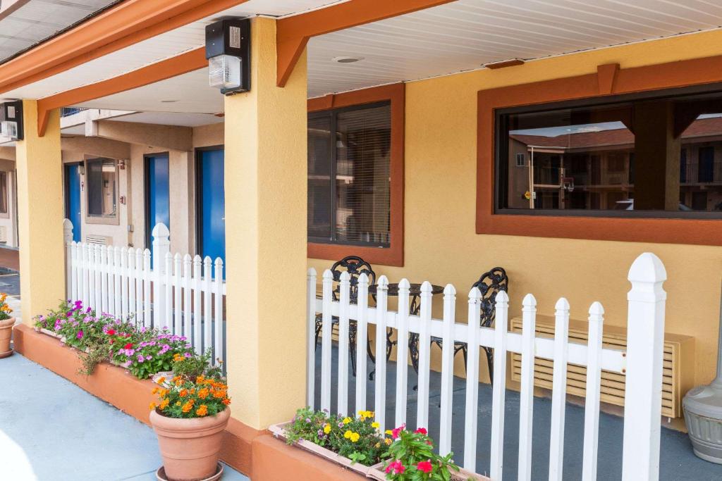 Red Carpet Inn image