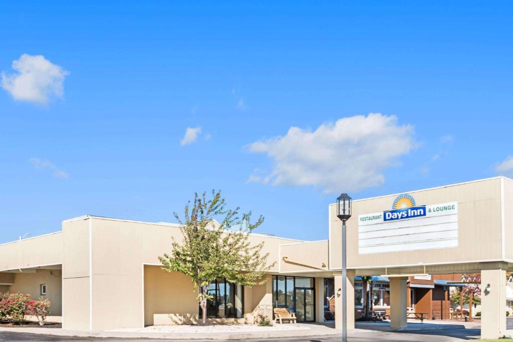 Days Inn by Wyndham Henrietta/Rochester Area image