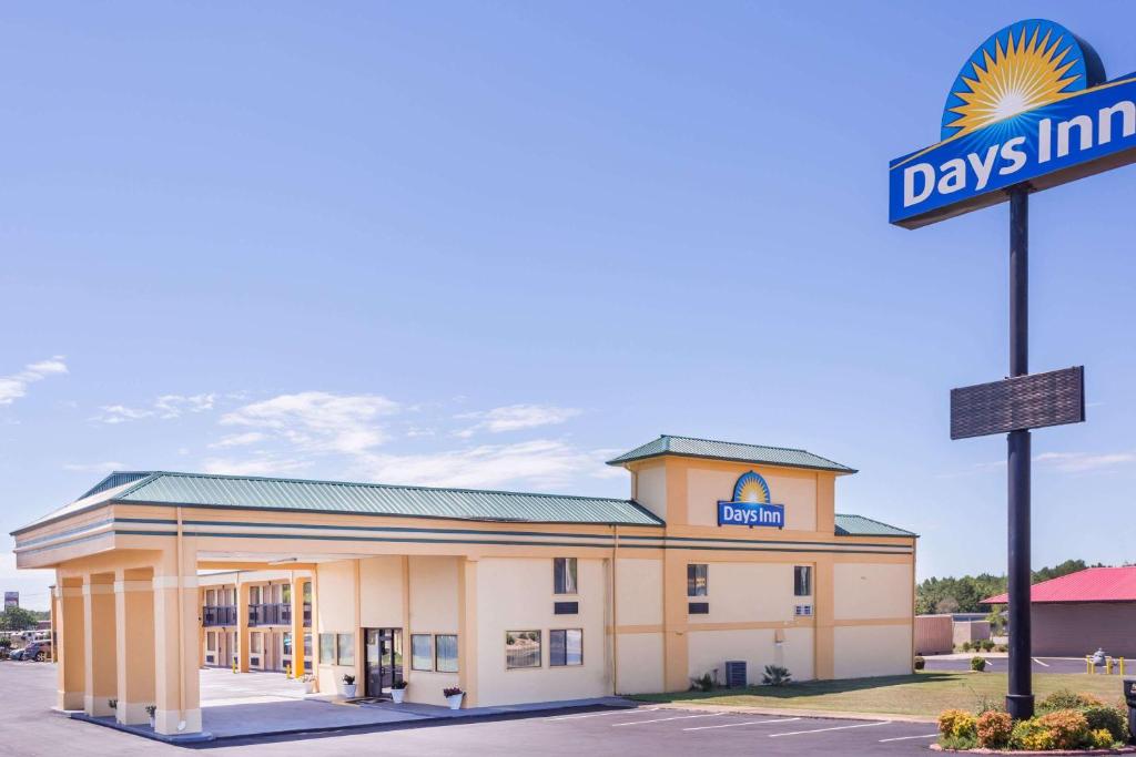 Days Inn by Wyndham Byron image