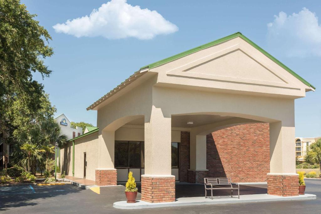 Days Inn by Wyndham Mt Pleasant-Charleston-Patriots Point image