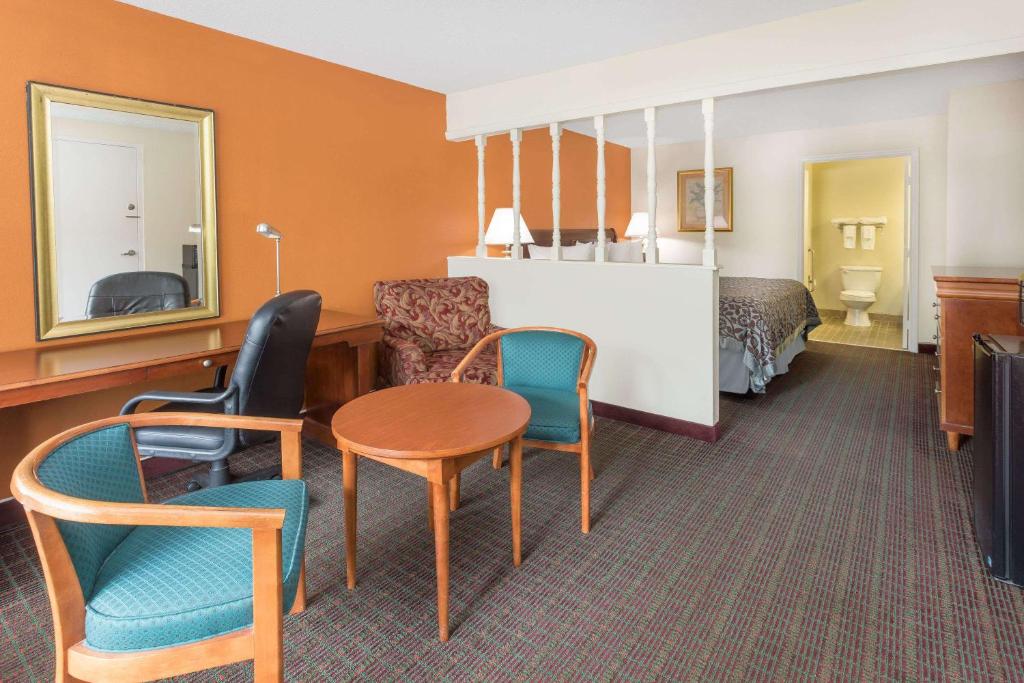 Days Inn by Wyndham Orangeburg South photo 3