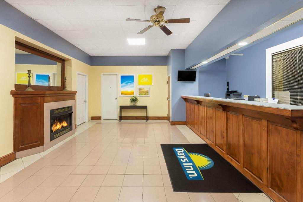 Days Inn by Wyndham Orangeburg South photo 1