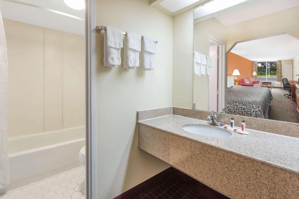 Days Inn by Wyndham Orangeburg South photo 4