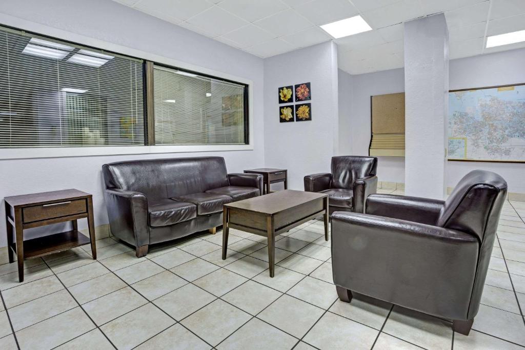 Days Inn by Wyndham Norfolk Military Circle photo 2