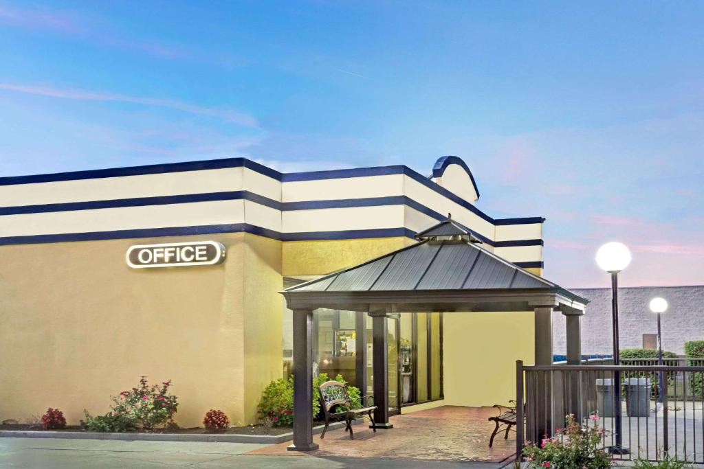 Days Inn by Wyndham Norfolk Military Circle image