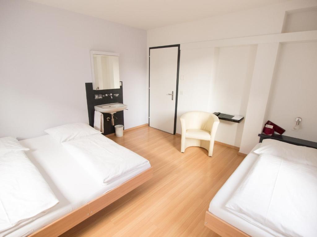 Трехместный (Трехместный номер с отдельной внешней ванной комнатой), Hotel Gregory