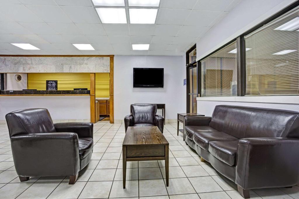 Days Inn by Wyndham Norfolk Military Circle photo 3