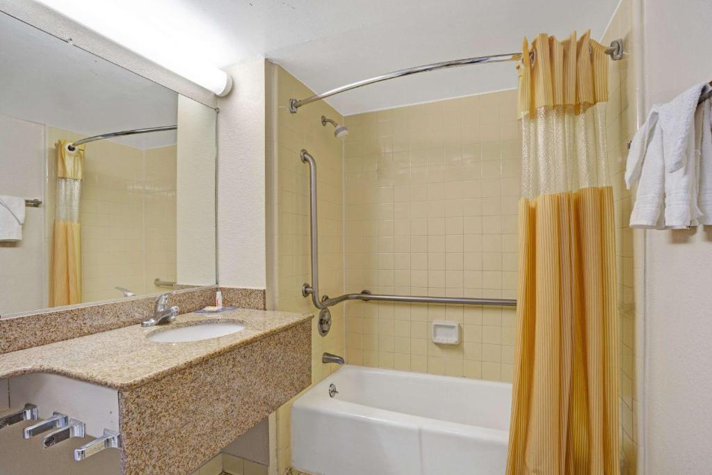 Days Inn by Wyndham Norfolk Military Circle photo 4