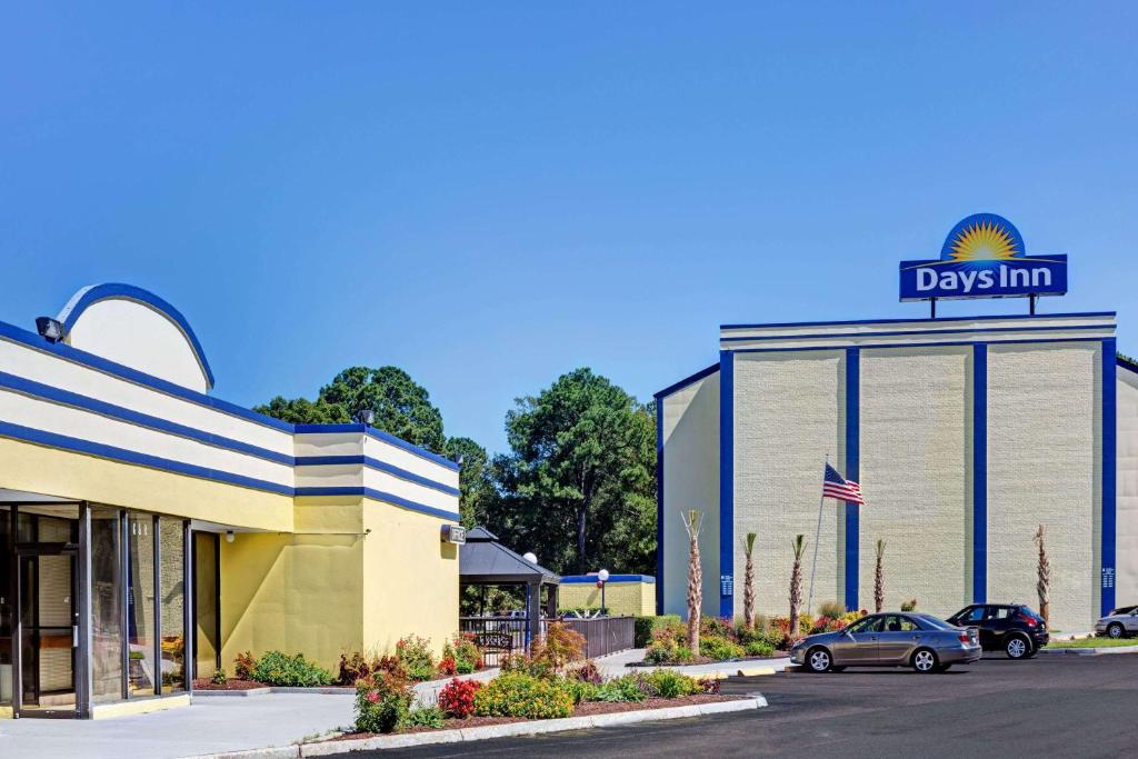 Days Inn by Wyndham Norfolk Military Circle photo 1