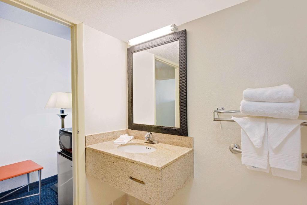 Days Inn by Wyndham Easton photo 1