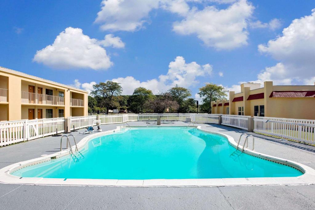 Days Inn by Wyndham Easton photo 3