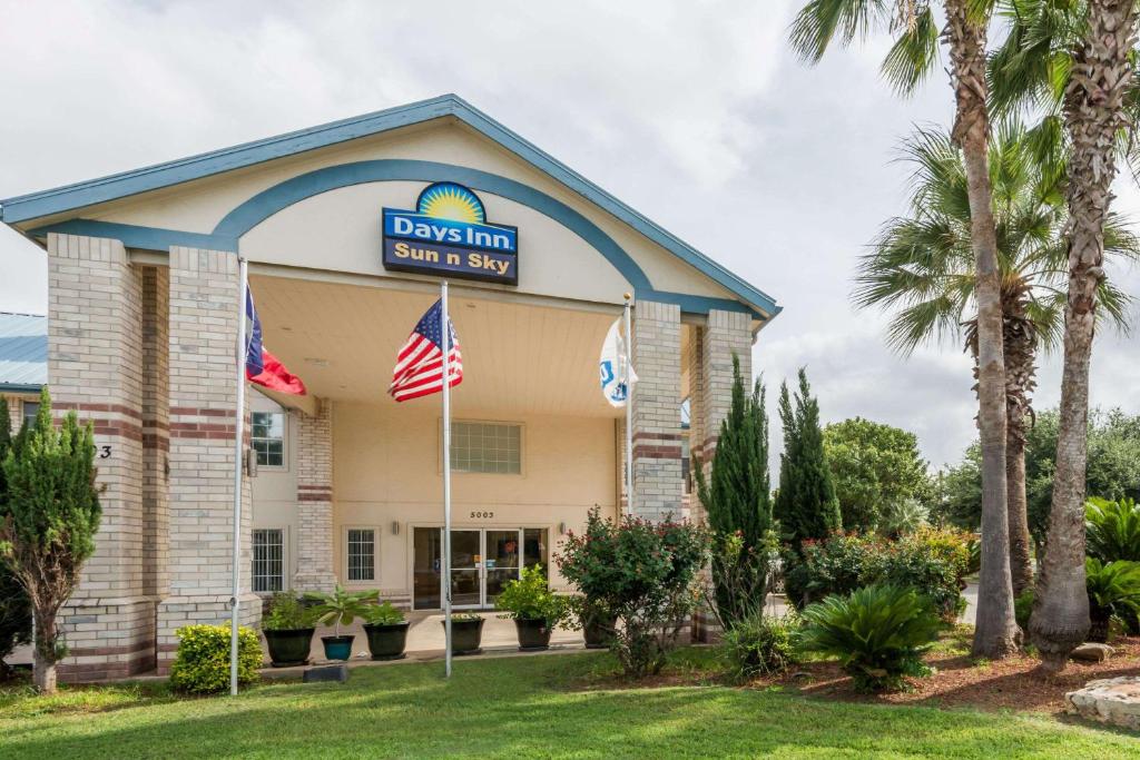 Days Inn by Wyndham San Antonio Southeast/Frost Bank Center image