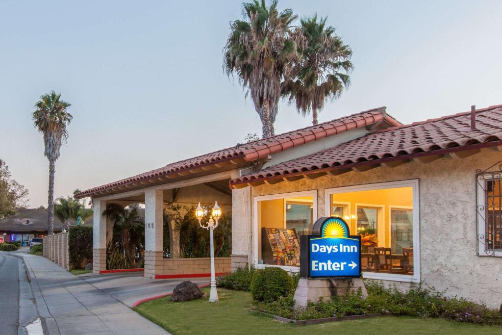 Days Inn by Wyndham Camarillo - Ventura image