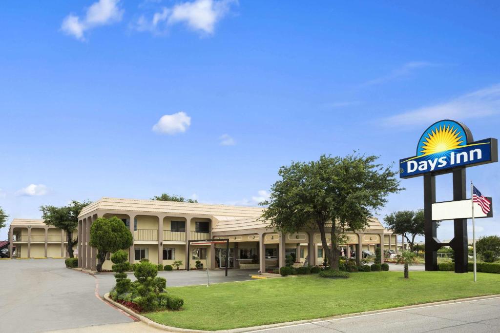 Days Inn by Wyndham Dallas Irving image