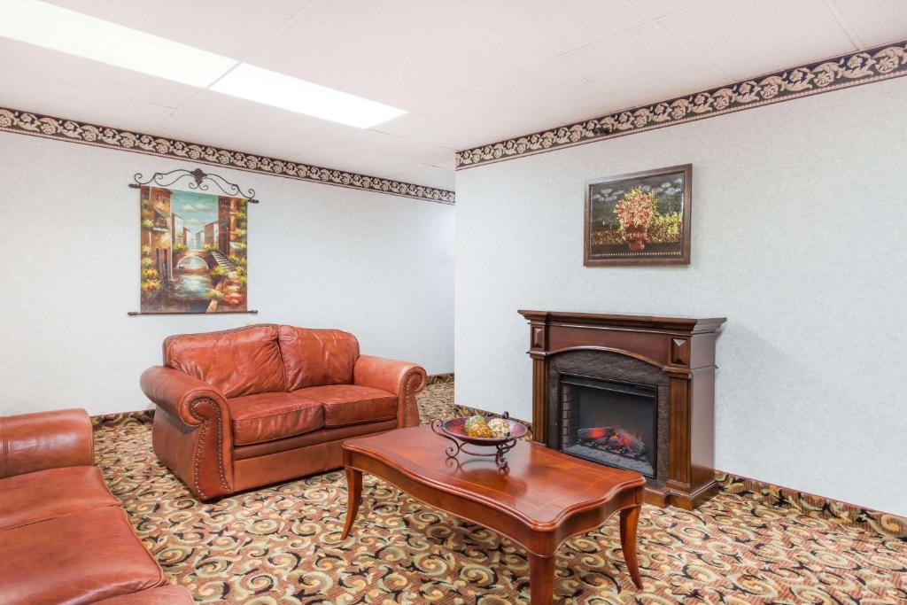 Days Inn by Wyndham Staunton photo 1