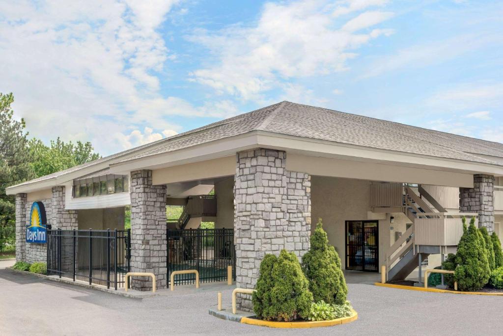 Days Inn by Wyndham Columbus Fairgrounds image