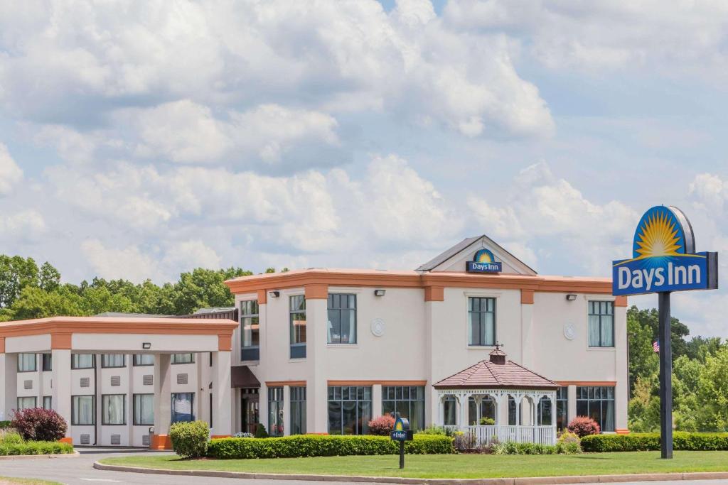 Days Inn by Wyndham Windsor Locks / Bradley Intl Airport image