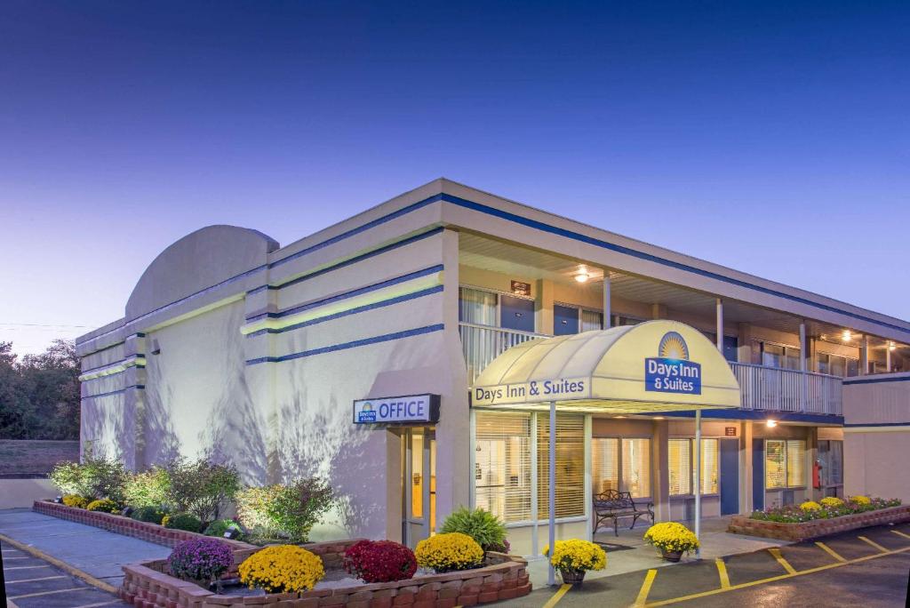 Days Inn & Suites by Wyndham Dayton North image