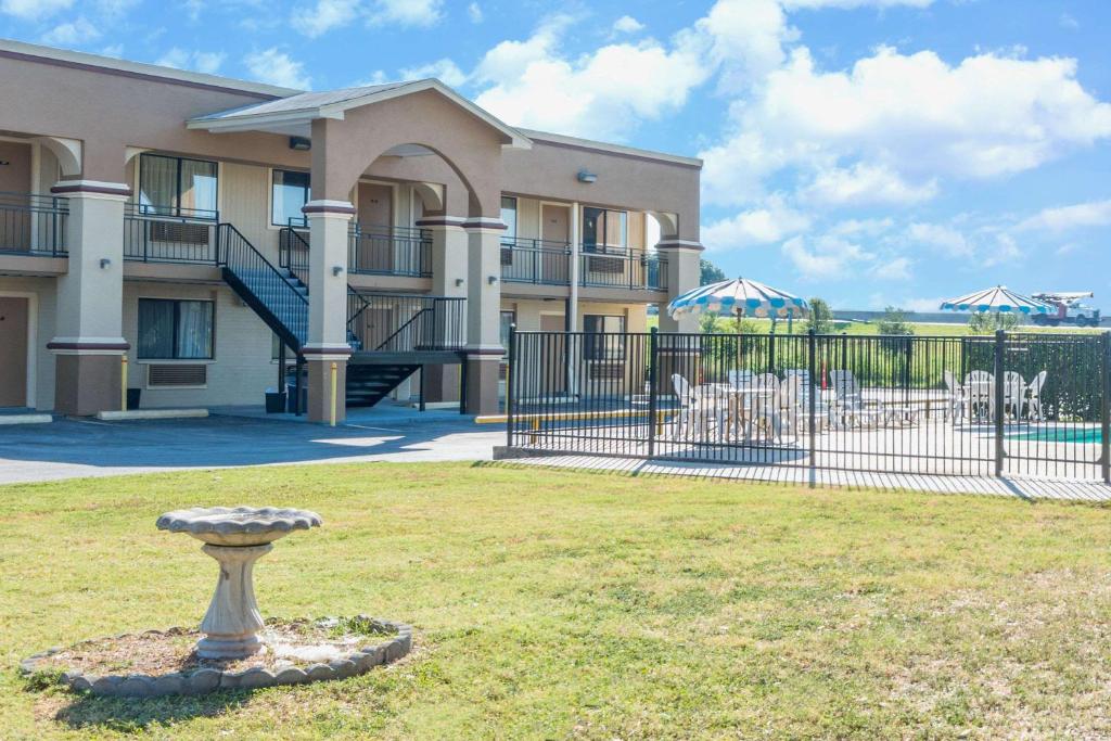 Days Inn by Wyndham San Marcos image