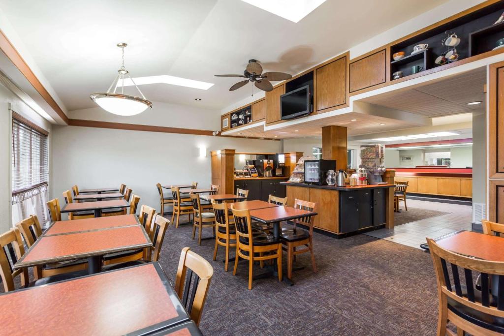 Days Inn by Wyndham Harrisburg North photo 3
