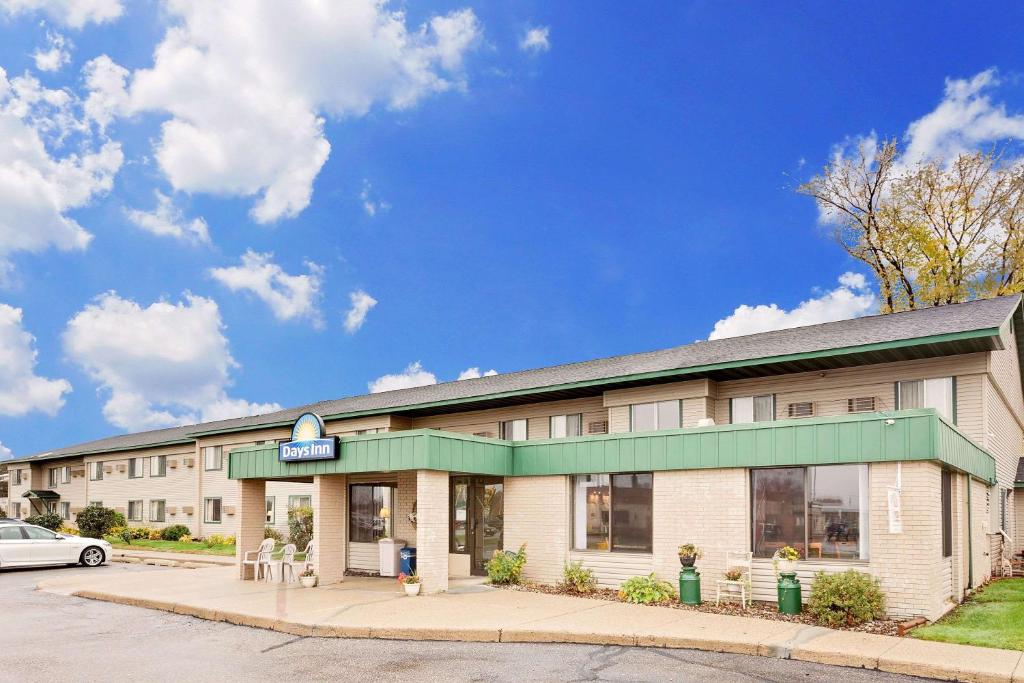 Days Inn by Wyndham Winona image