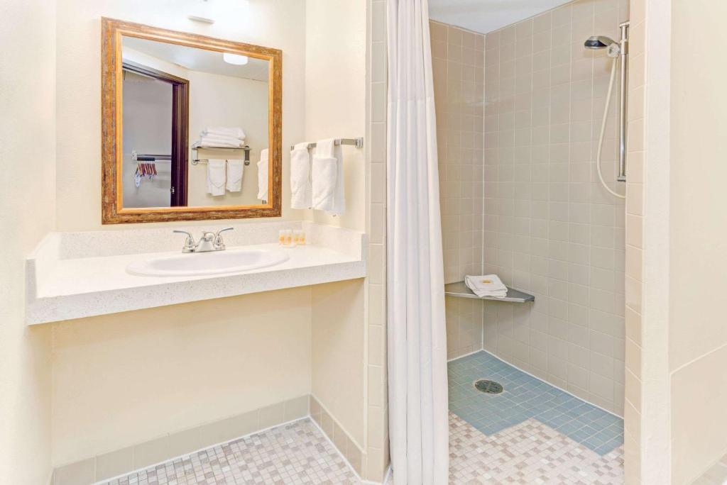 Days Inn by Wyndham Fort Collins photo 4